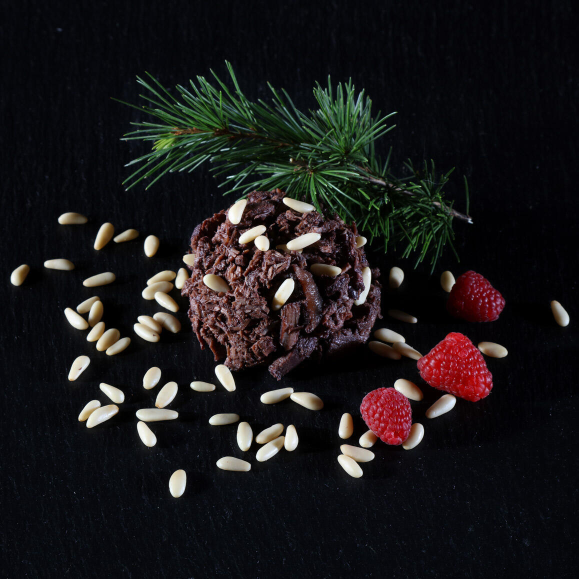 Ragù di cervo affumicato al sentore di pino con frutti di bosco