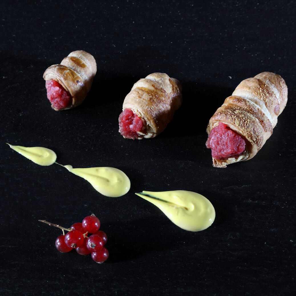 Cannoncino di pasta sfoglia al parmigiano, tartare al naturale e crema pasticciera salata allo zafferano