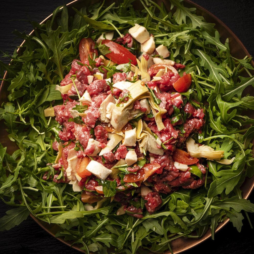 Straccetti di manzo con carciofi, rucola, pomodorini datterino e bufaline